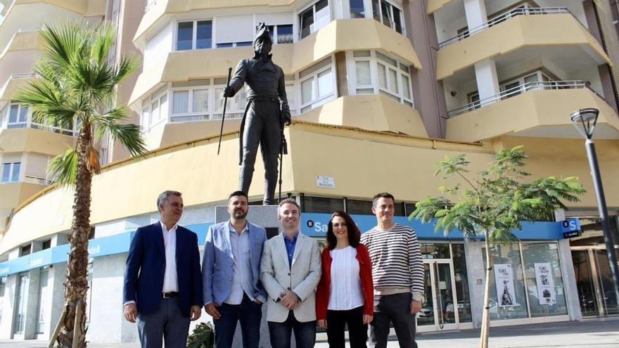 El candidato de Cs por Málaga al Congreso Guillermo Díaz, ante la estatua de Teodoro Reding.