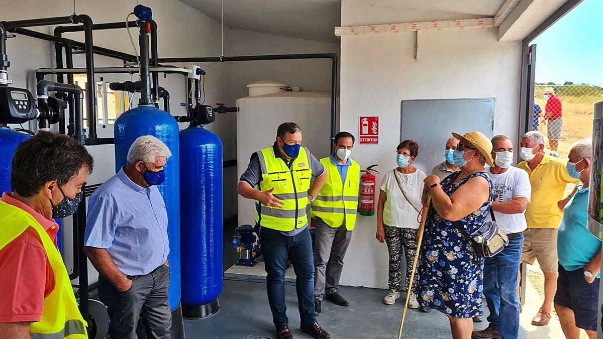 Arriba, inauguración de la ETAP de Viñas por autoridades municipales y provinciales. Abajo, una imagen aérea de la localidad de Viñas de Aliste. | |  CHANY SEBASTIÁN