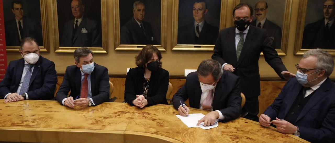 Momento de la firma de la escritura de constitución del nuevo Instituto de Mediación. | Luisma Murias