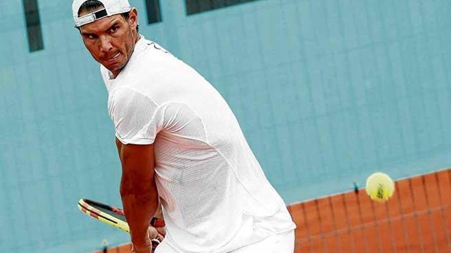 Nadal golpea de revés en el entrenamiento de ayer en la Caja Mágica.