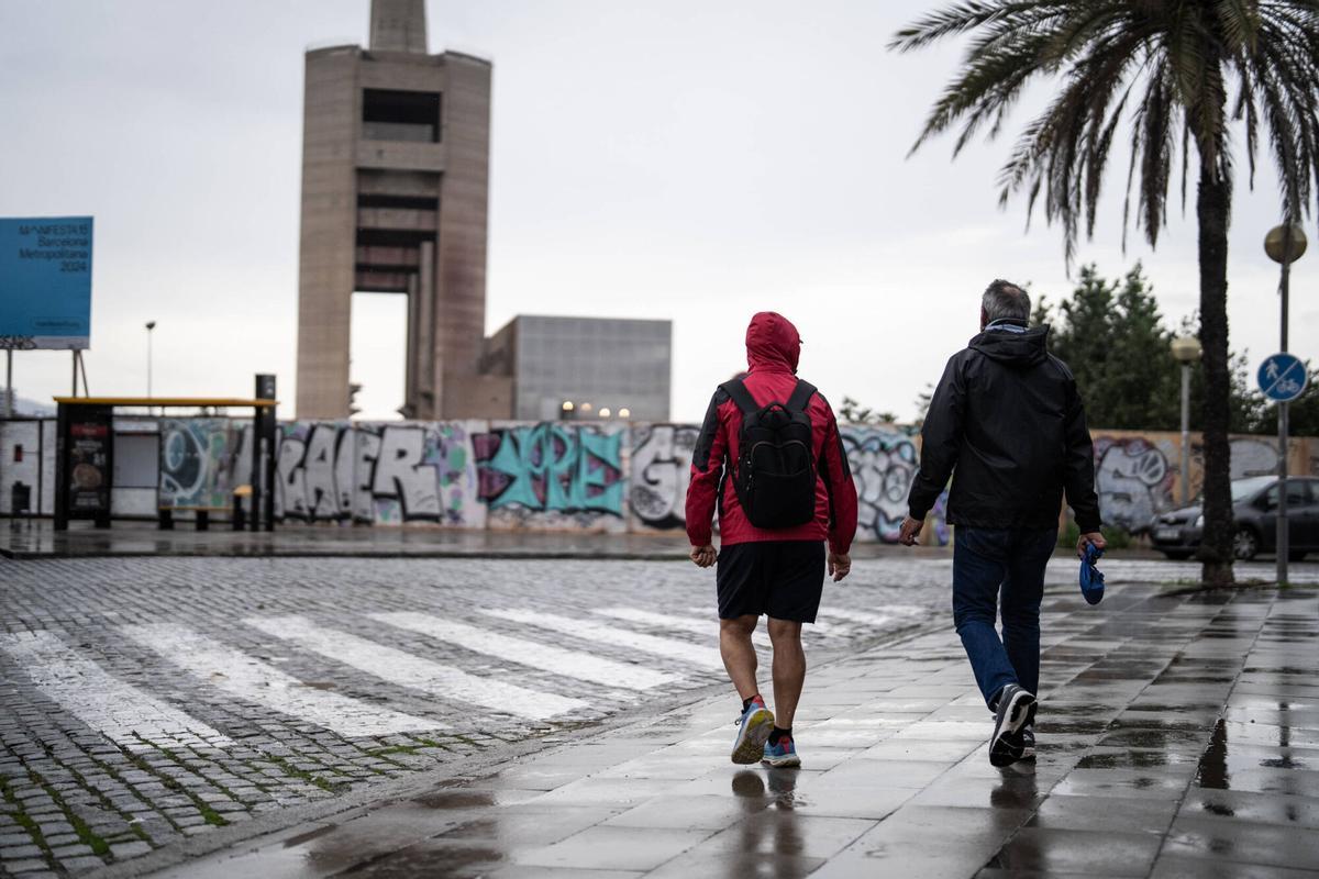 SANT ADRIÀ DE BESÒS 13/11/2024 Barcelona. Vecinos del barrio de Sant Adrià con paraguas debido a las lluvias. Zonas inundables en el barrio cerca de las Tres Chimeneas de Sant Adrià. FOTO de ZOWY VOETEN