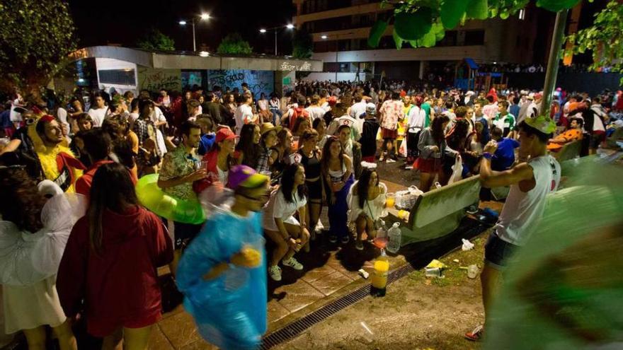 Jóvenes haciendo &quot;botellón&quot; en Luanco durante el último Carnaval de verano.