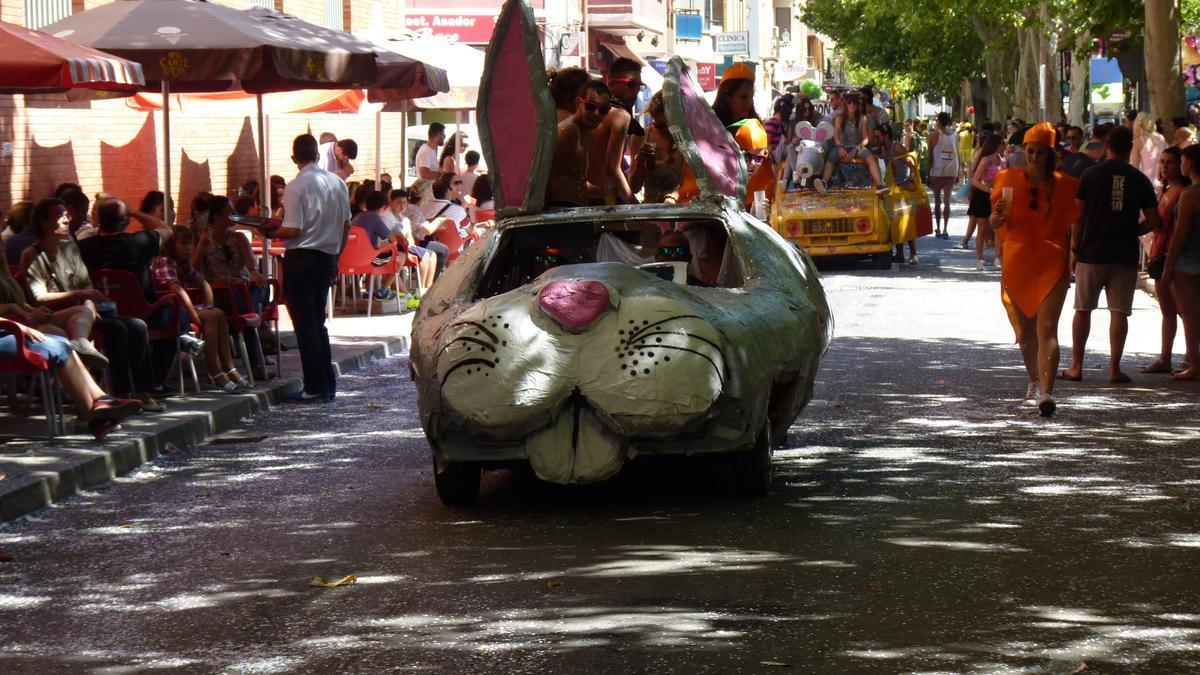 Divertidos autos recorren el  centro de Requena en el  «Rally Humorístico».