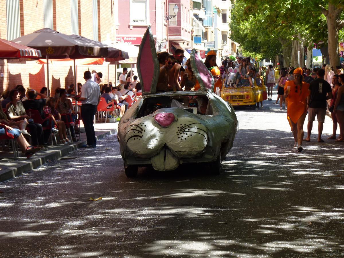 Divertidos autos recorren el  centro de Requena en el  «Rally Humorístico».