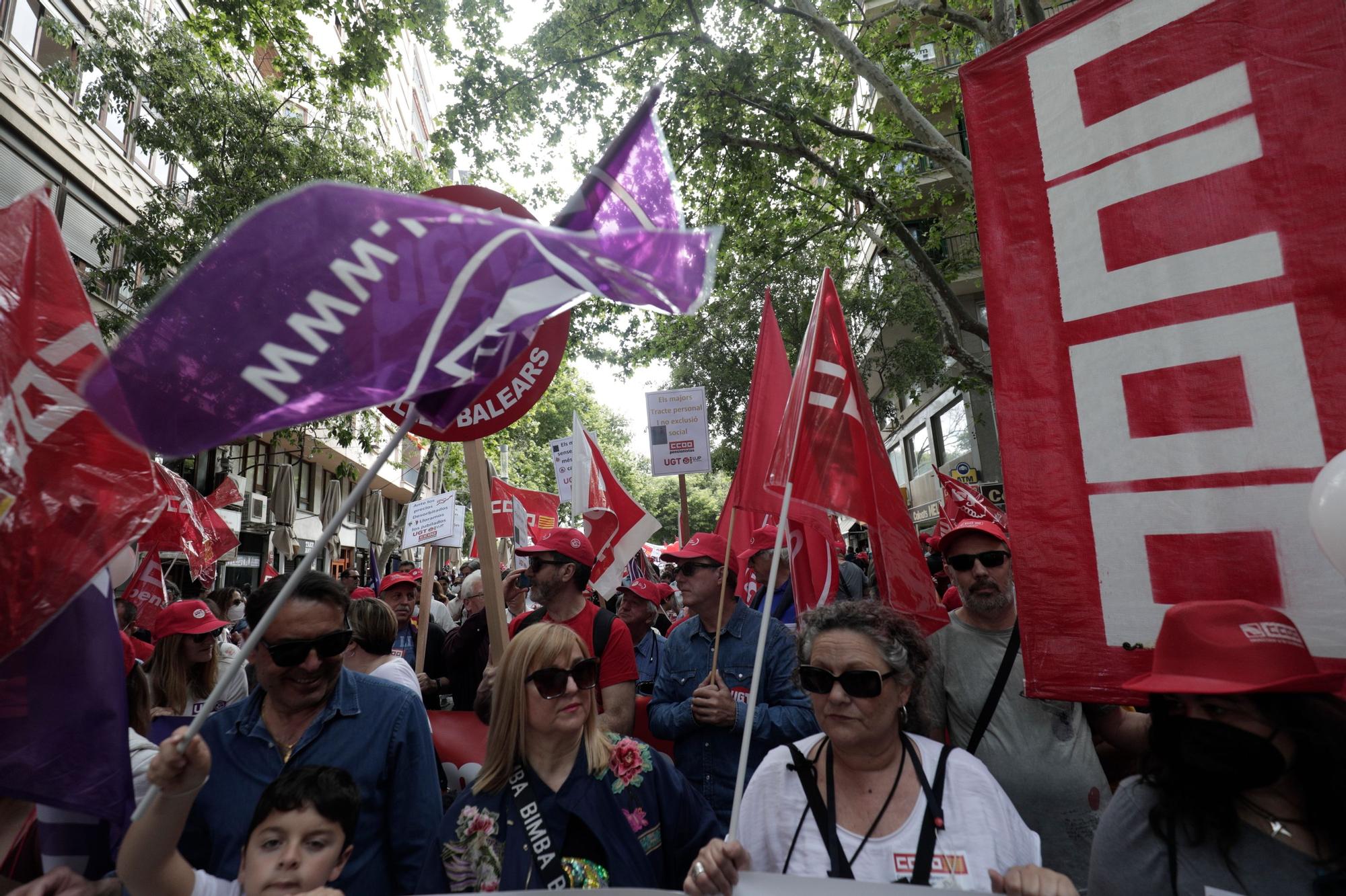 Un millar de personas reclaman en Palma "contener los precios y subir los salarios"