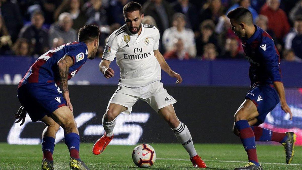 Carvajal, entre Luna y Róber, en una acción del Levante - Real Madrid