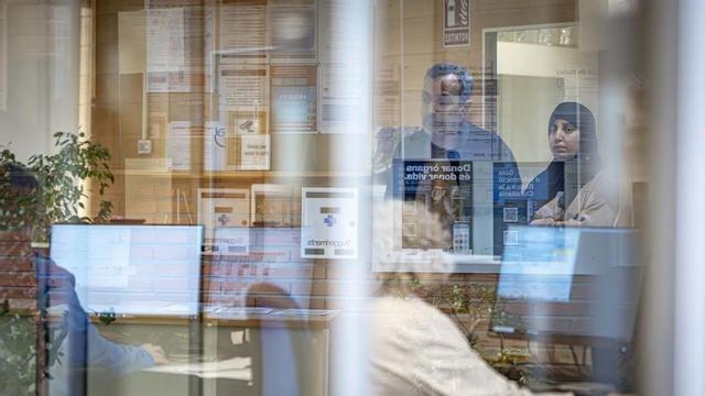 Una família d’immigrants, amb problemes per ser tractats en un CAP per no estar empadronats.