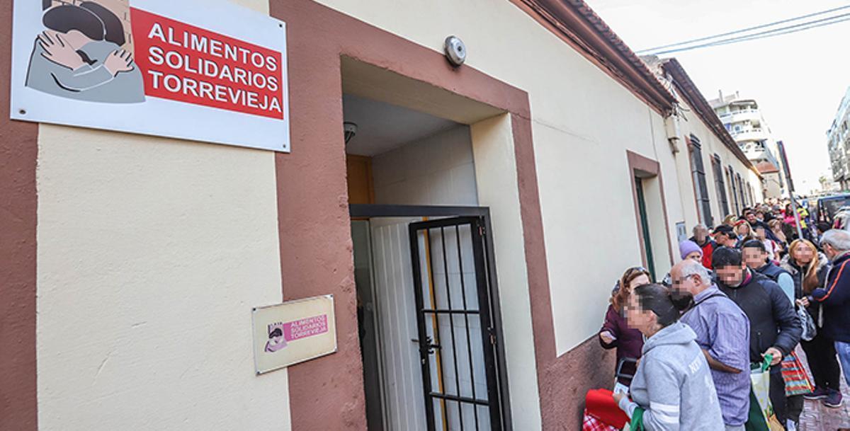 Colas del acceso al catering social de Alimentos Solidarios de Torrevieja