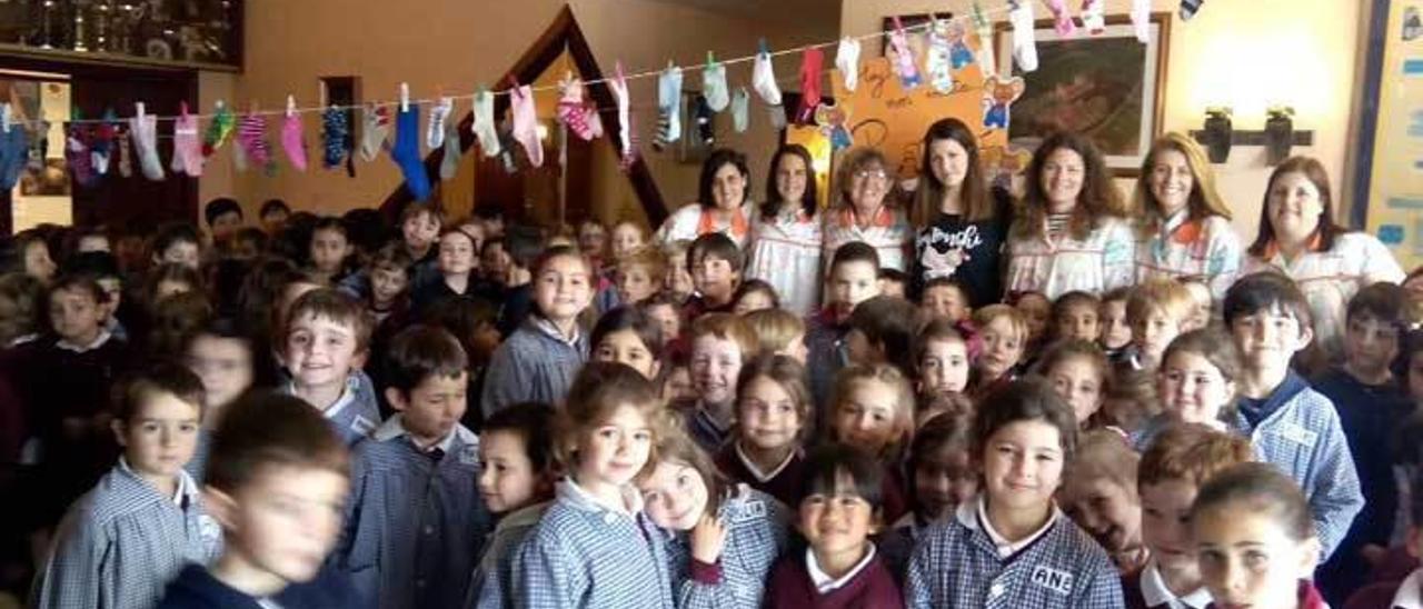 Alumnos del colegio de las Doroteas, tras una clase de lectura dedicada a los personajes de los cuentos de LA NUEVA ESPAÑA de Avilés.