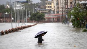 Fuertes lluvias monzónicas inundan Katmandú, Nepal