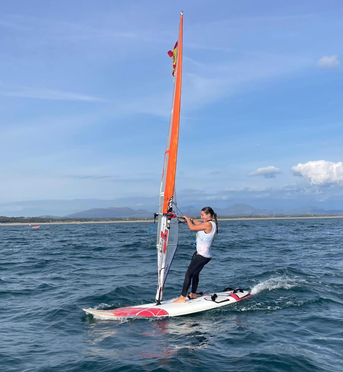 La widsurfista de Cangas Lindia Pousa en una de las mangas del mundial de Techno 293 en Gales.