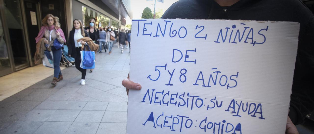 Un hombre sin recursos pidiendo ayuda en una céntrica calle de Alicante.