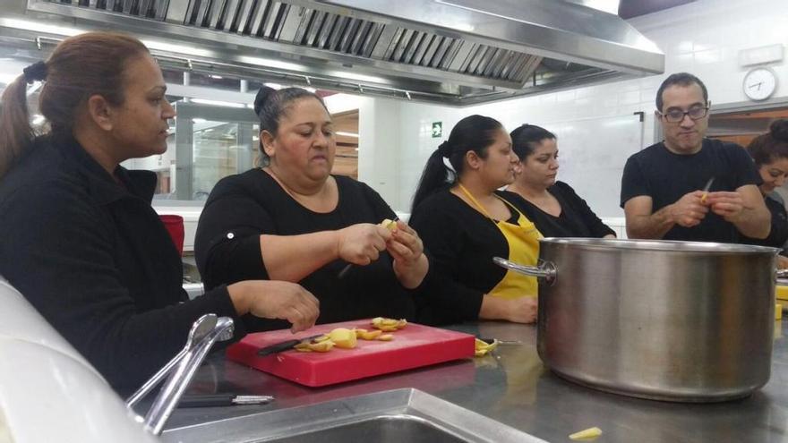 Unes dones han preparat el menú El Jalipen de las Calís.