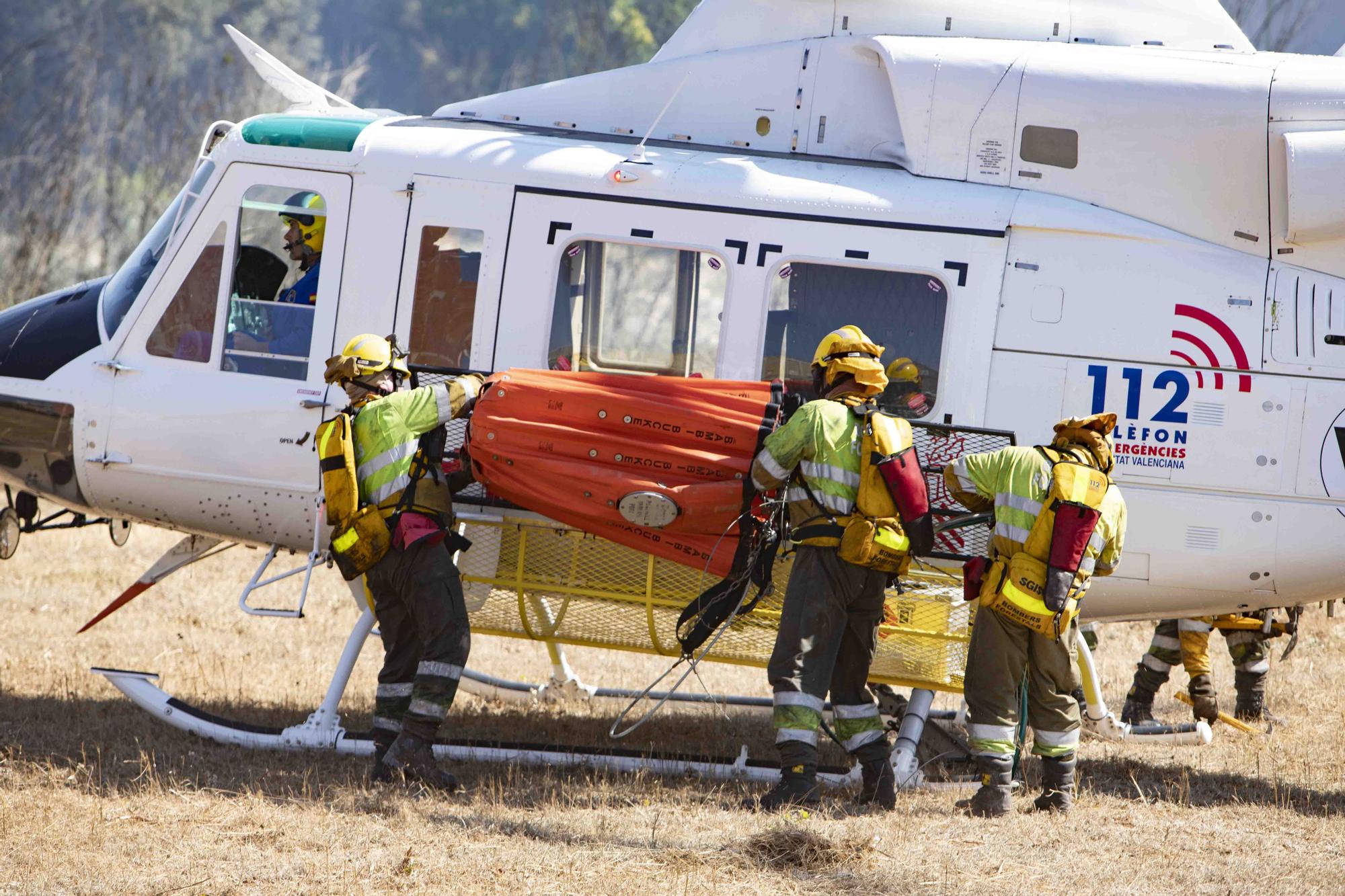 Los incendios de Ontinyent y L'Olleria movilizan una importancia dotación de bomberos y hasta 16 medios áreos