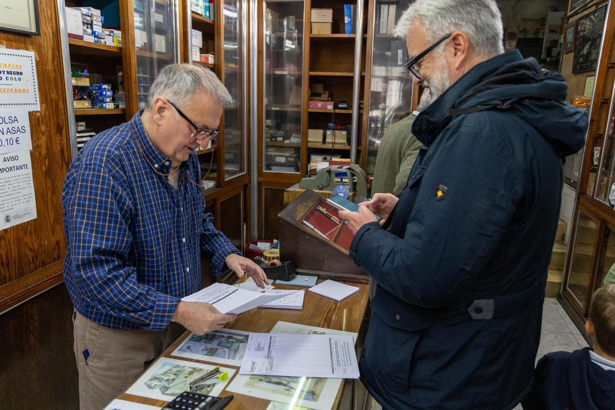 Cierra la Papelería Eutimio de Alicante tras 90 años