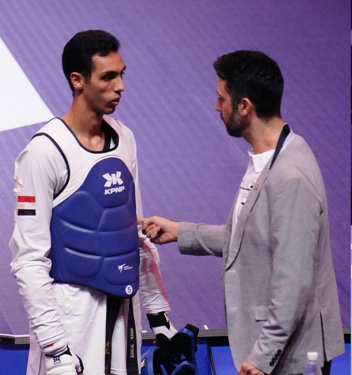 Rosendo Alonso da indicaciones a Seif Eissa.