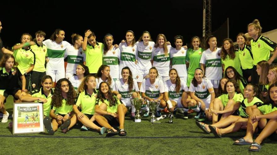 Componentes del Elche senior femenino y cadete en el torneo de Almería