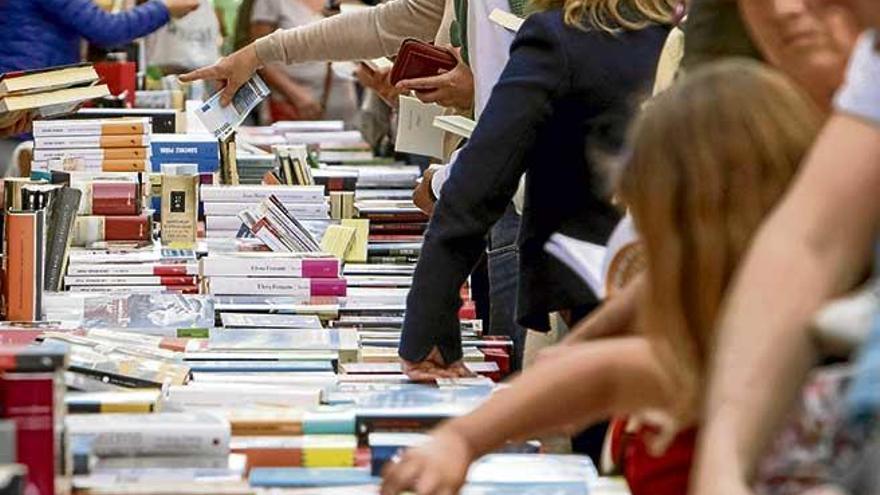 Para competir con la venta online, las librerías dejan de ser solamente un punto de venta para convertirse en espacios culturales.