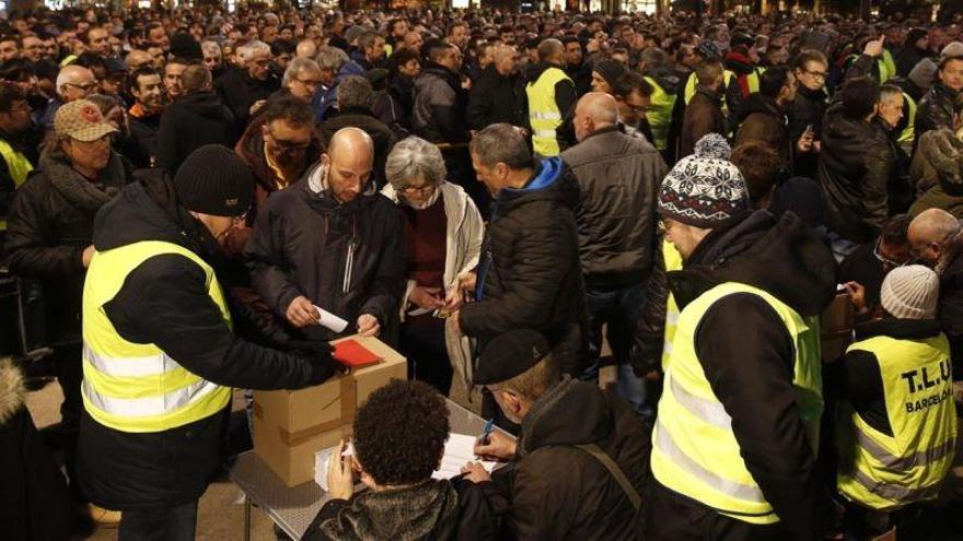 El taxi de Barcelona acata el decreto del Govern para los VTC y vuelve al trabajo