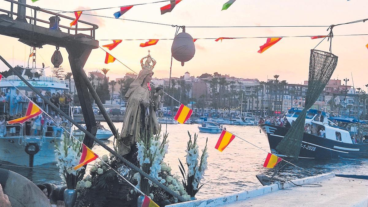 La Virgen del Carmen se embarcó en el puerto de Águilas para celebrar la procesión marítima por la costa.