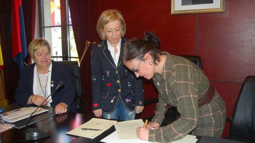 Por la izquierda, Pilar Cuesta, concejala de Cultura, Amparo Antuña y Almudena Cueto.