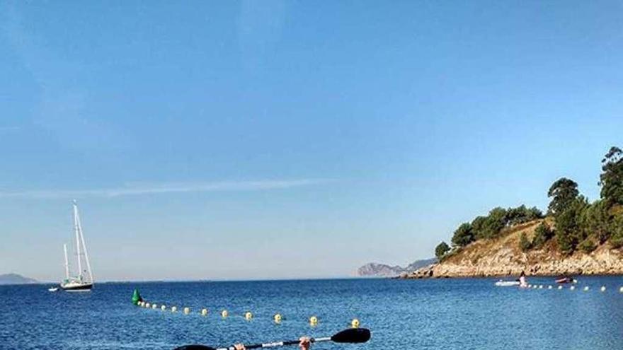 Muratovic y Vujovic en un kayak en la playa. // LW&amp;SC