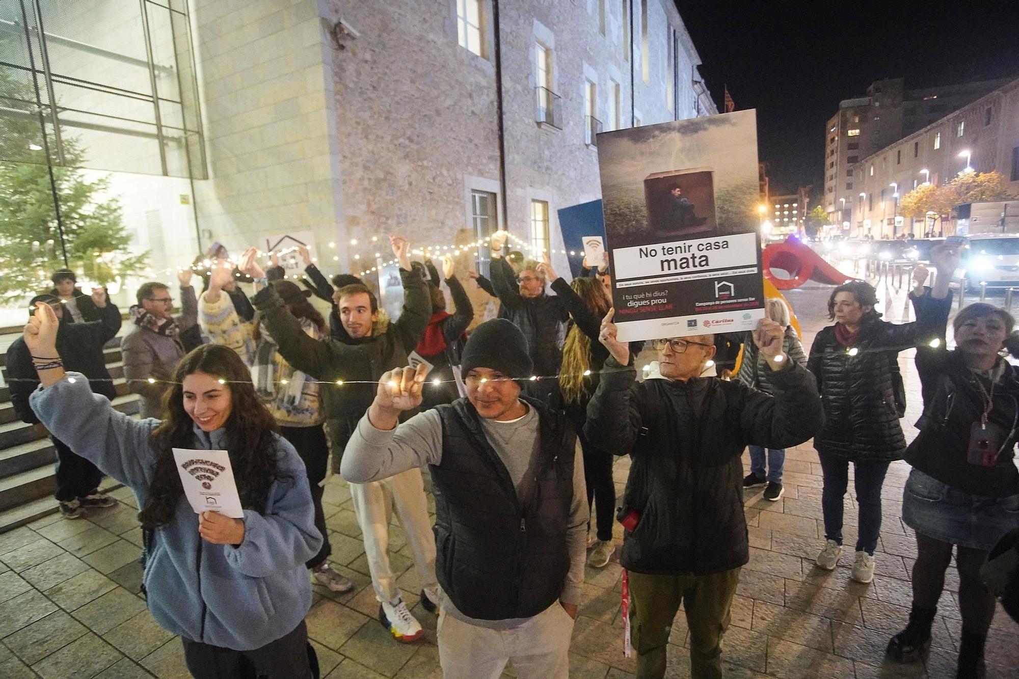 Galeria d'imatges: Flashmob a Girona per les persones sense llar