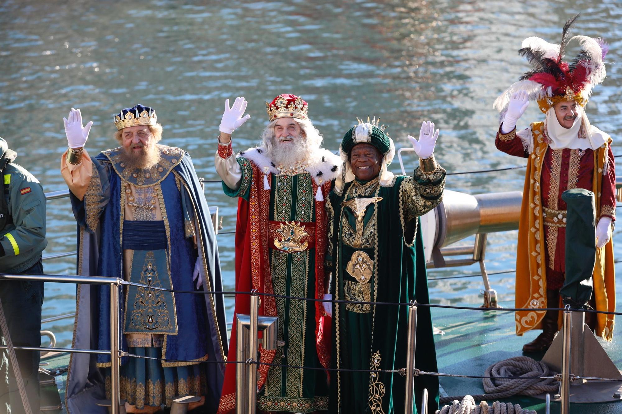 Los Reyes Magos llegan a Gijón en barco