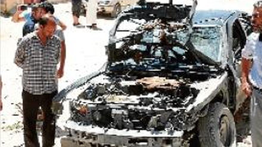 Un cotxe totalment destrossat per les baralles a Trípoli