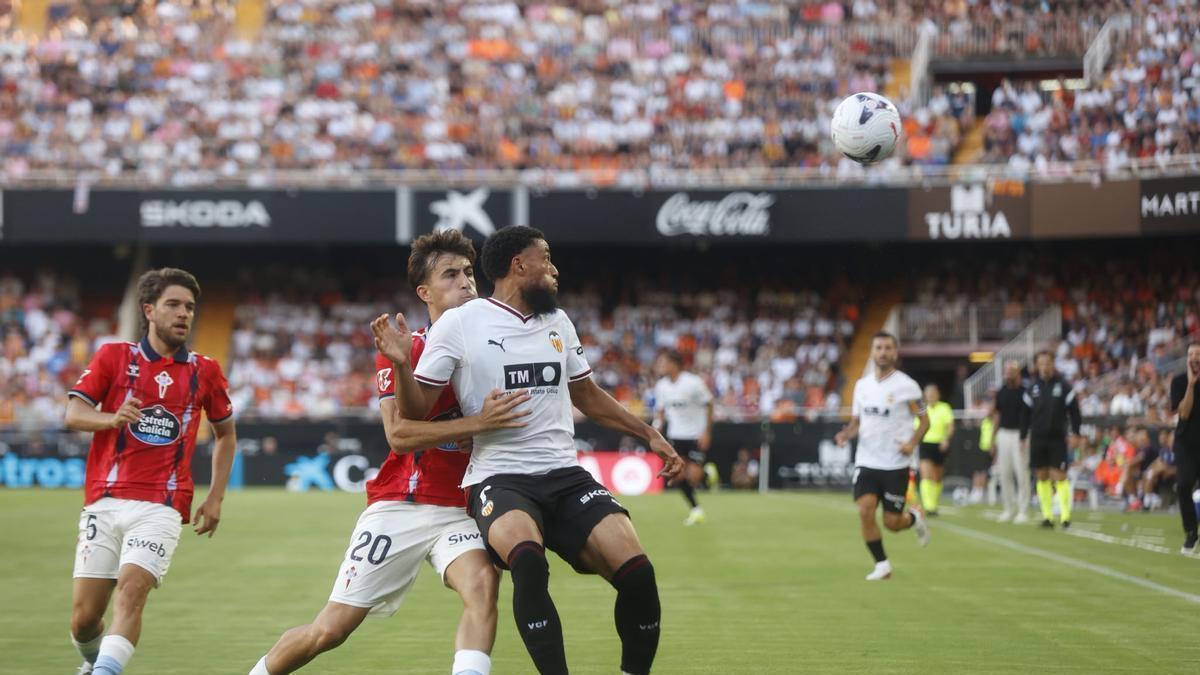 Danjuma busca el balón frente a un jugador del Celta.