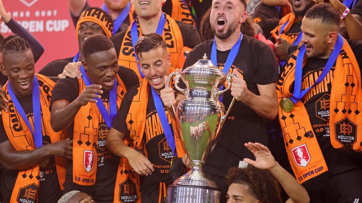 Los jugadores del Houston Dynamo celebran el título.