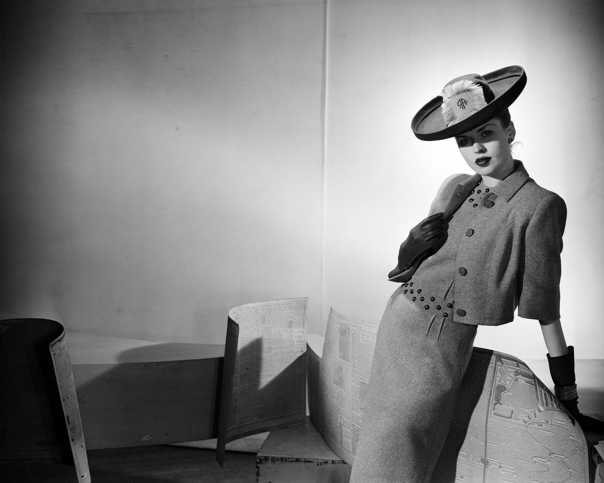 Modelo con un traje diseñado por Peter Russell, en el Vogue Studio de Londres, en 1943