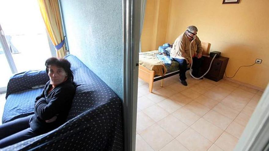 Encarna y Mario, con problemas respiratorios, en el interior de la vivienda de alquiler que deben abandonar