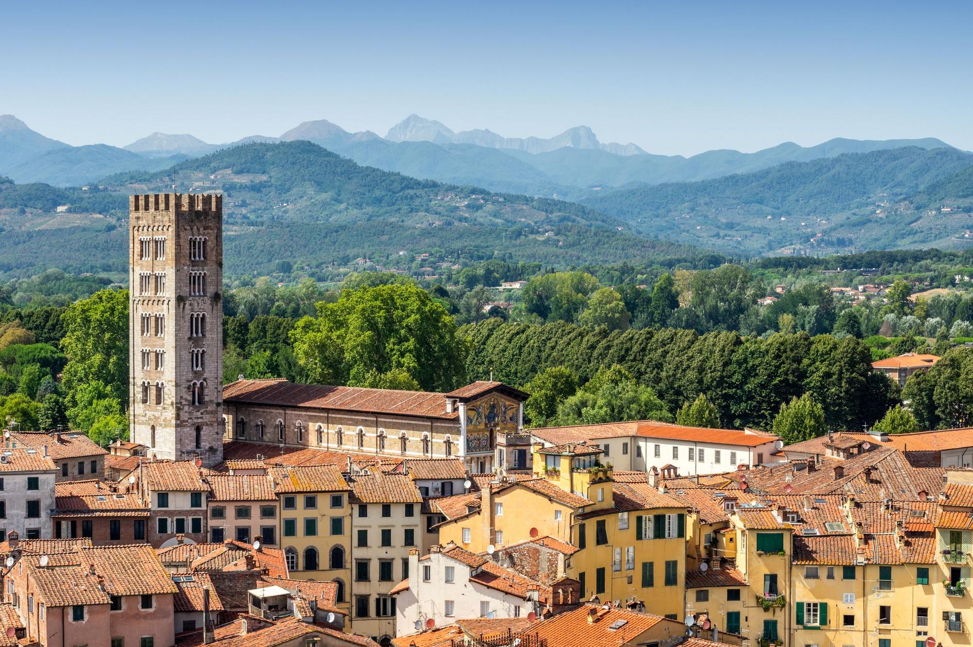 Lucca con las montañas de la Toscana como telón de fondo