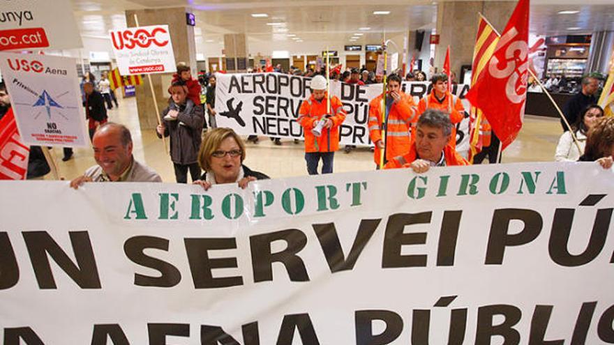 Una cinquantena de treballadors dels 150 que hi ha es manifesten dins de l&#039;aeroport de Girona |