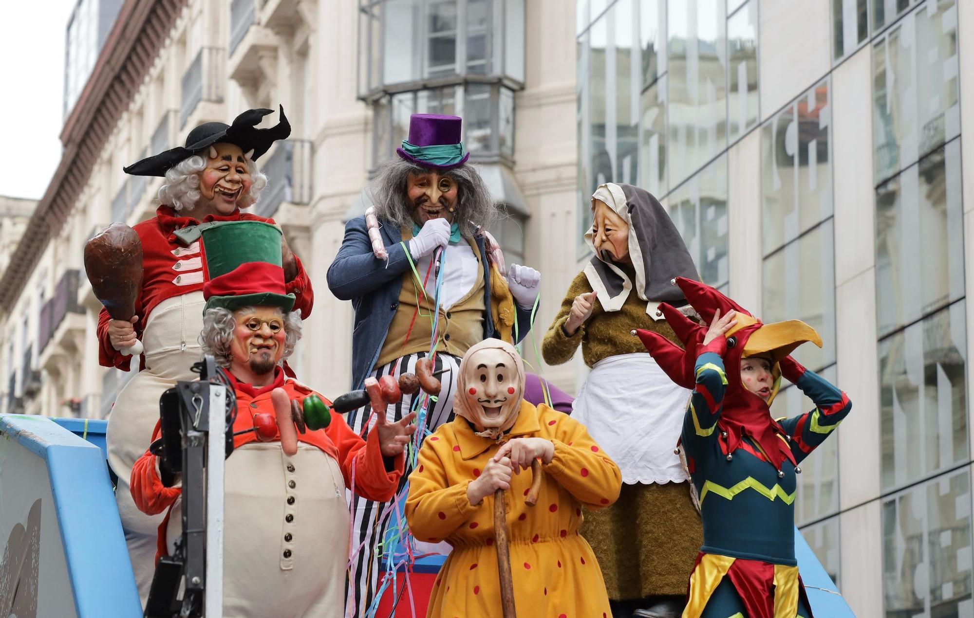 La lluvia no desanima el colorido carnaval infantil de Zaragoza