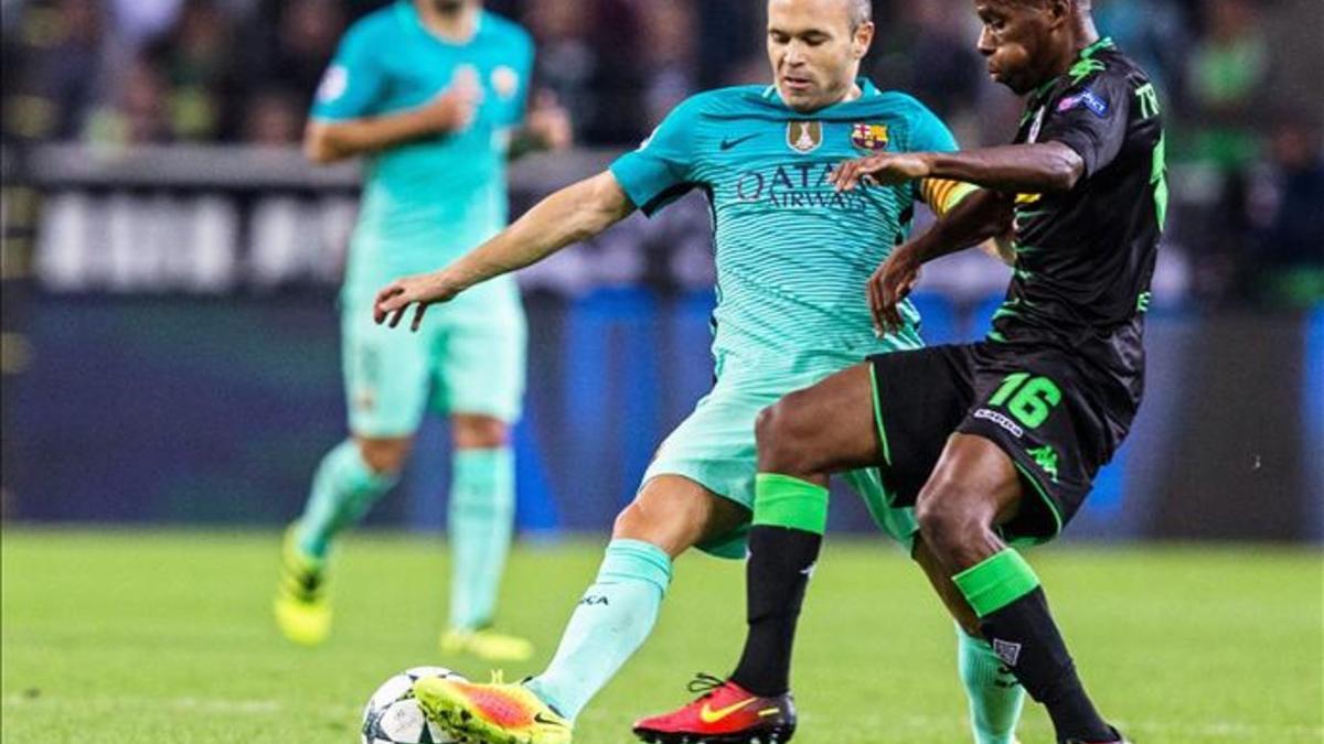 Iniesta estuvo siempre vigilado por los futbolistas alemanes