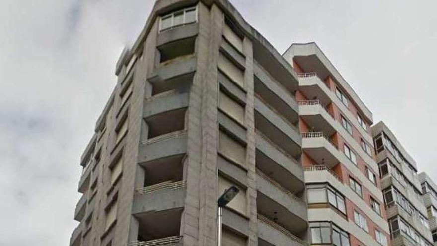 Vista parcial del edificio número 91 de Travesía de Vigo. // FdeV