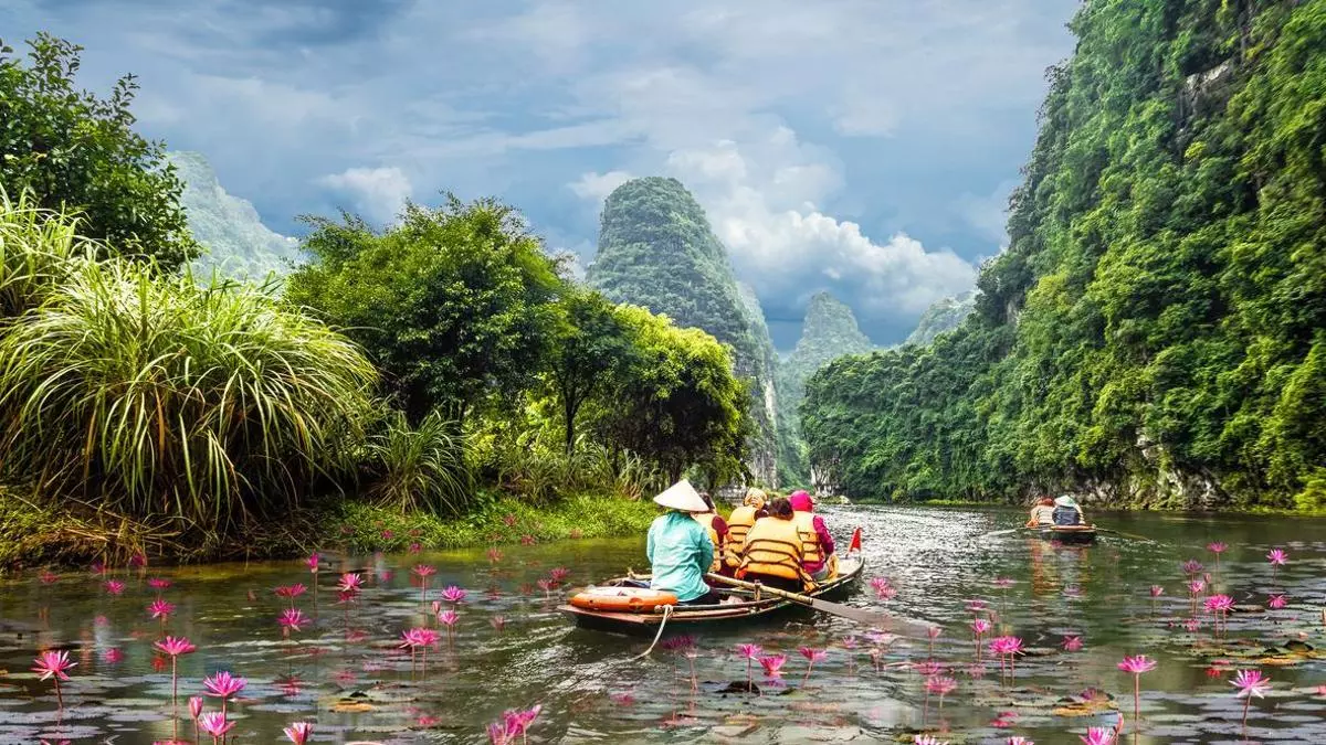 Templos centenarios, naturaleza exuberante y gastronomía exótica: un viaje por dos de las culturas más vivas de Asia