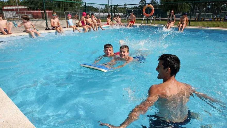 Curso de natación realizado en las piscinas estradenses el pasado julio. // Bernabé/Cris M.V.