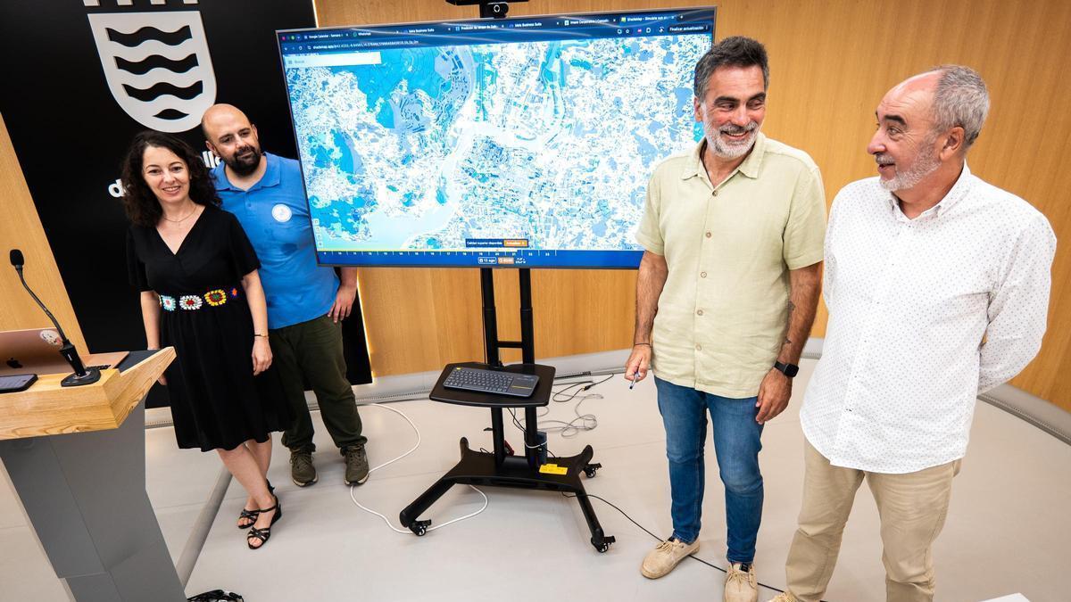 Responsables de Sirio y del Concello mostrando un mapa que prevé la evolución de las sombras