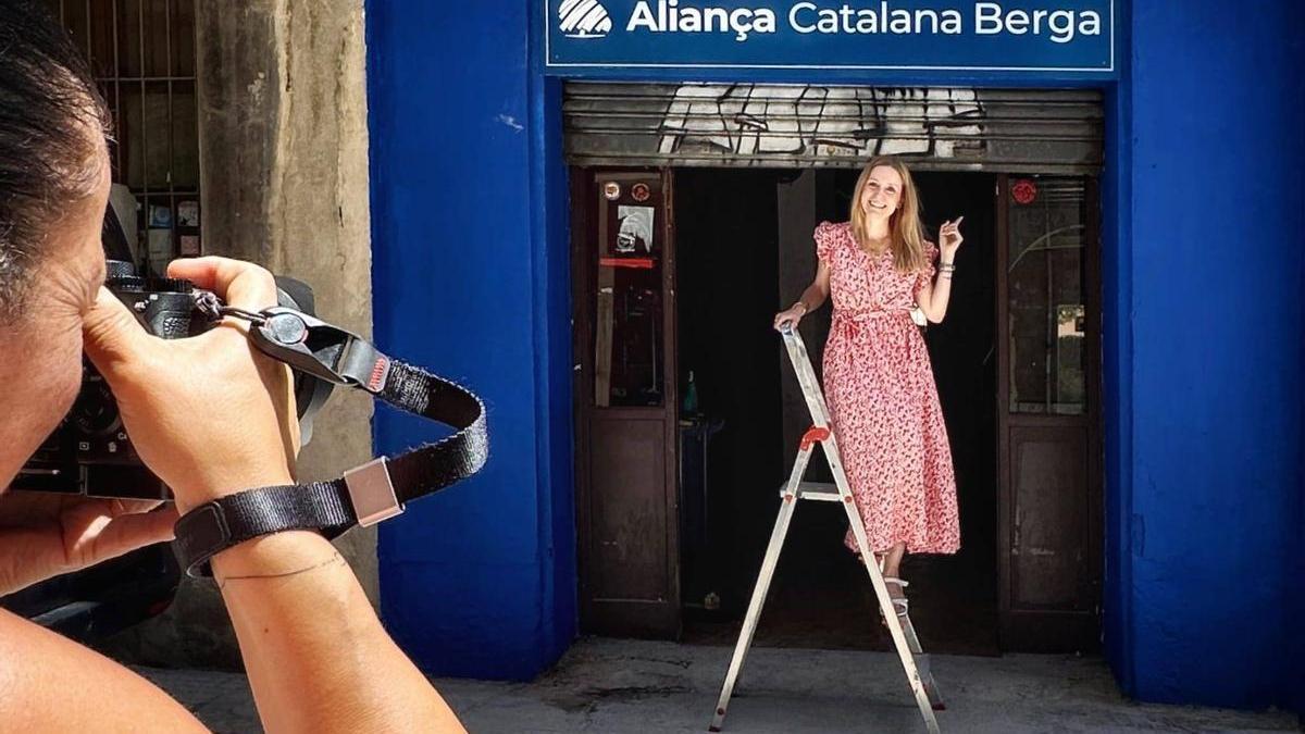 Judit Vinyes, davant la nova seu d'Aliança Catalana a Berga