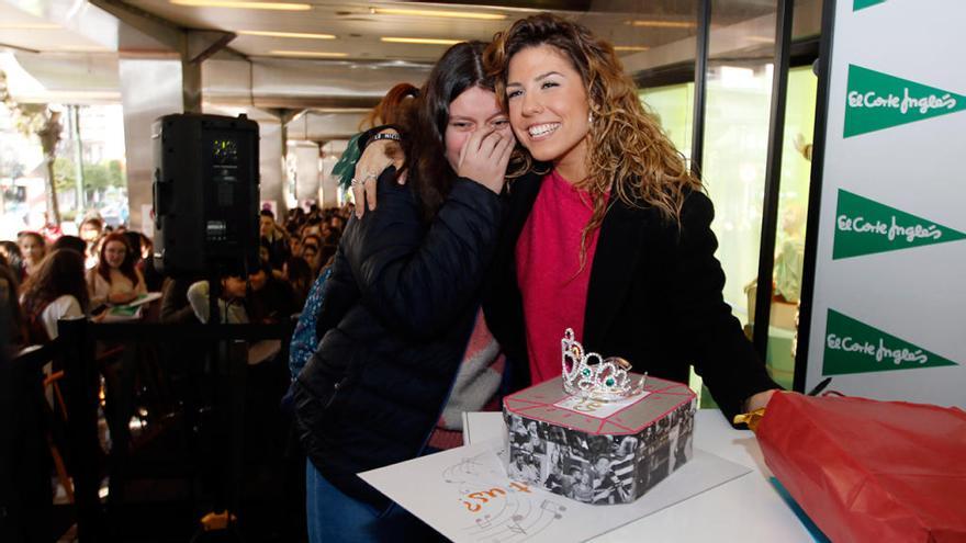 Miriam con una fan en su firma de discos en Vigo en El Corte Inglés. // Alba Villar