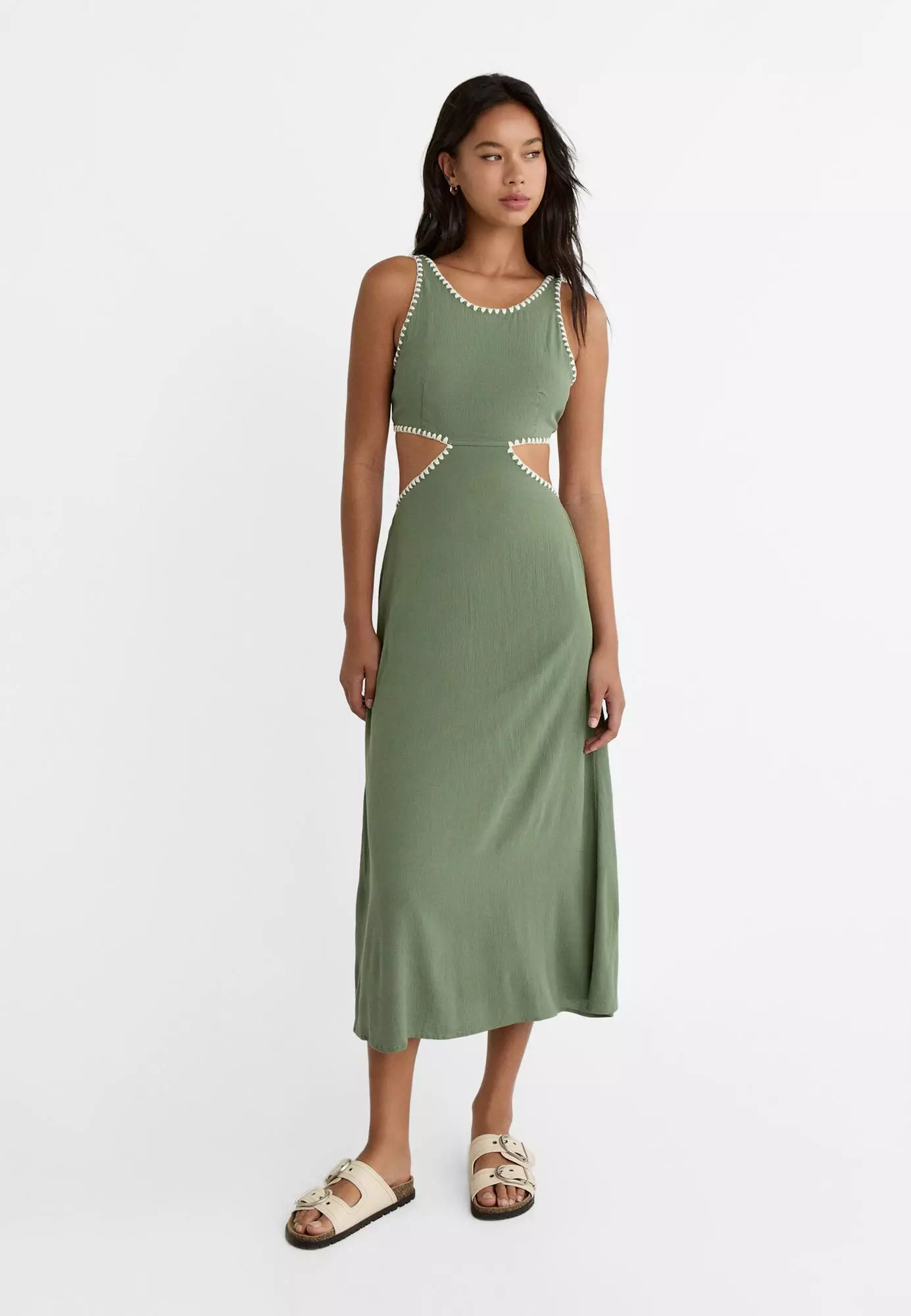 3. Vestido largo con detalles cut out de Stradivarius