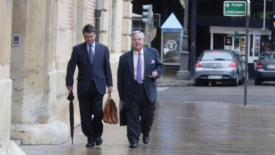 Alperi, esta mañana junto a su abogado a su llegada al TSJ