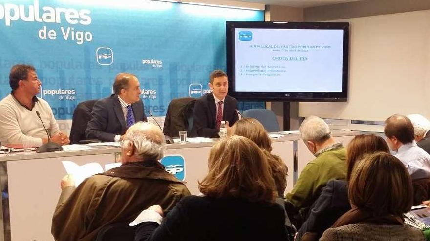 José Manuel Figueroa, entre Javier Guerra y Miguel Fidalgo, en la junta local del PP.  // FdV