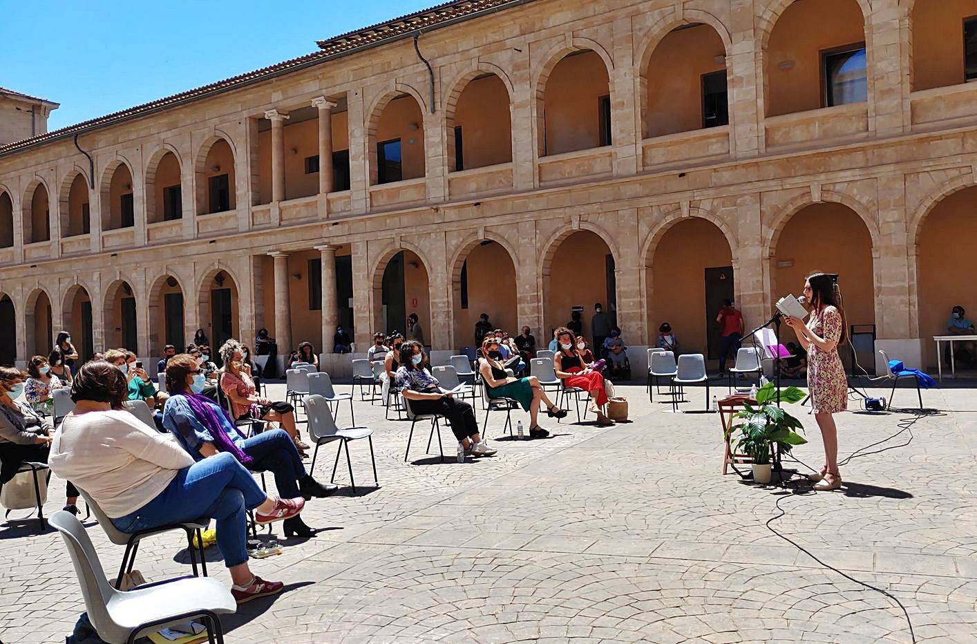 El recital poético organizado por La Trenza el pasado 8 de mayo en el patio de la Misericòrdia. | S. LIEBAERT