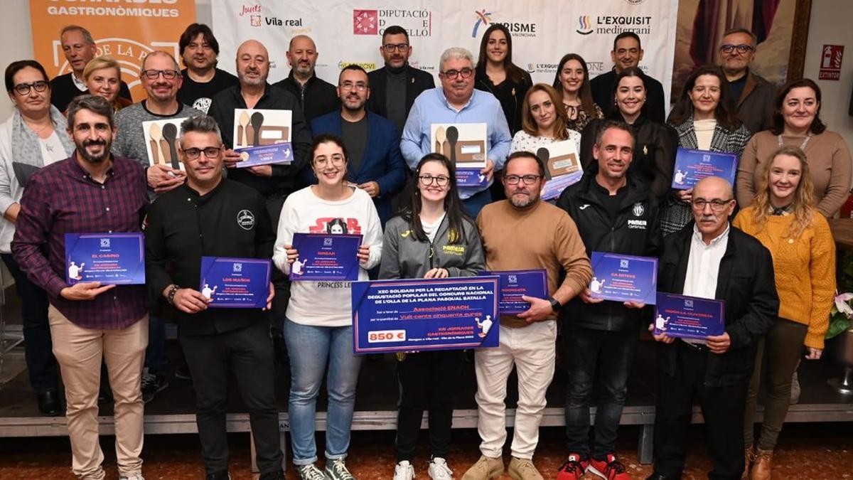 Imatge dels premiats, juntament amb la resta de participants en les jornades gastronòmiques, en l’acte celebrat aquesta vesprada.