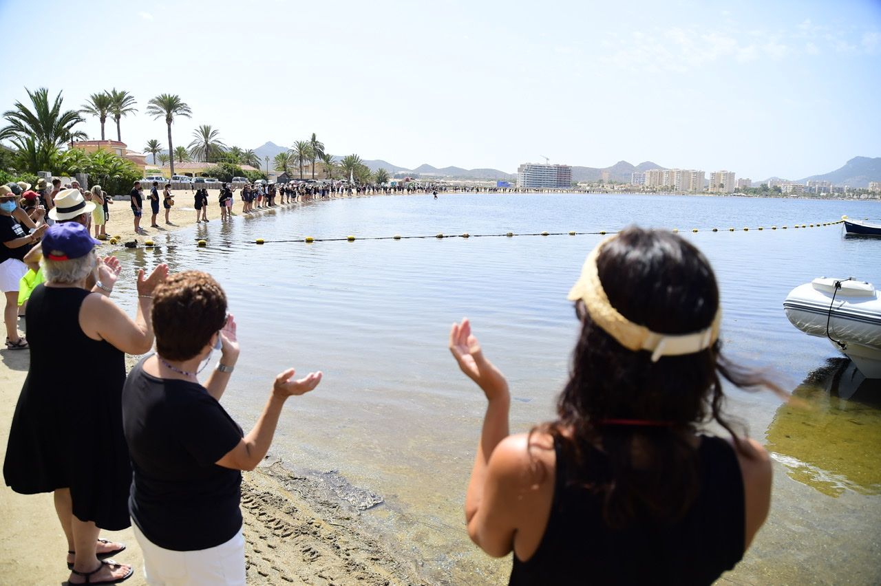 Miles de murcianos forman una cadena humana que rodea al Mar Menor en señal de protesta