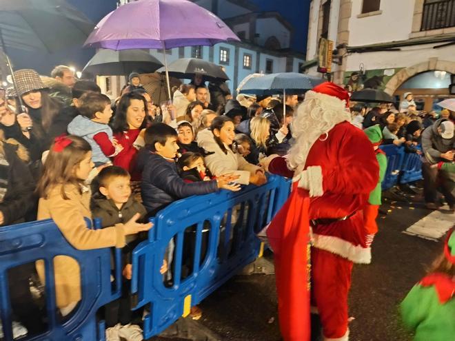 En imágenes: Papá Noel llega en tirolina a Cangas de Onís